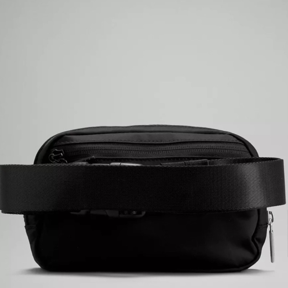NWT BLACK Lululemon Everywhere Belt Bag - Picture 3 of 4
